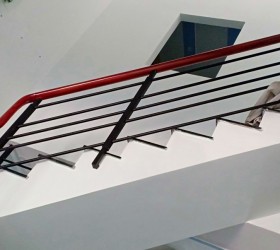 Cầu thang đỏ đen