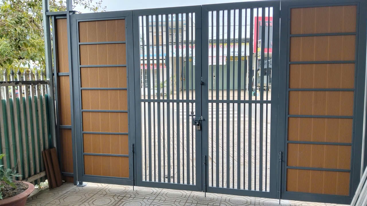 chuyên làm cổng chính giả gỗ tphcm