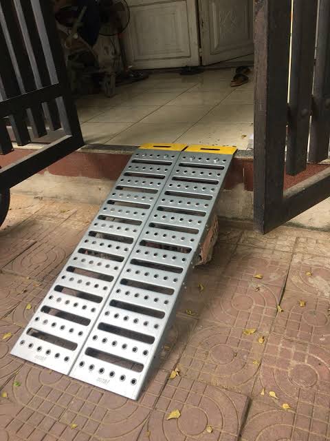 dốc sắt inox dắt xe