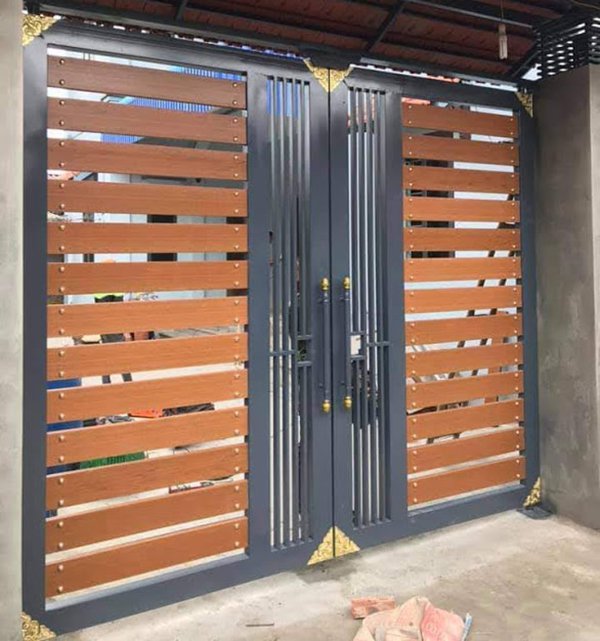 làm cửa sắt 2 cánh giả gỗ