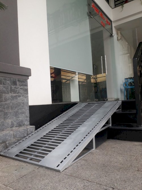 lắp đặt dốc sắt dắt xe dốc cao