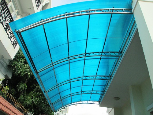 làm mái hiên bằng nhựa sáng