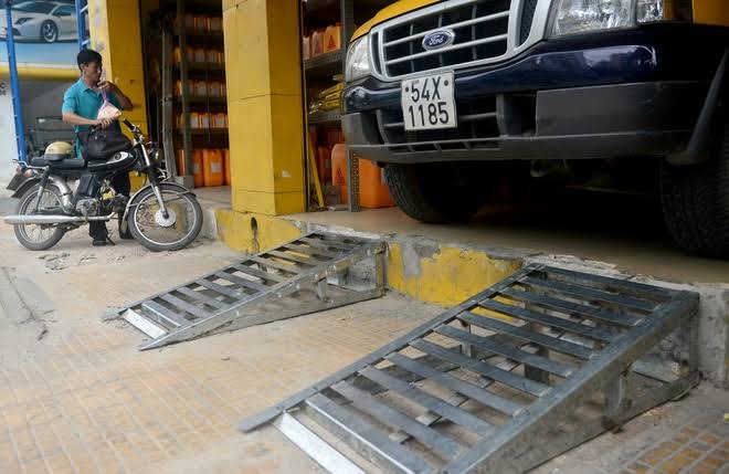 lắp đặt dốc sắt xe ô tô