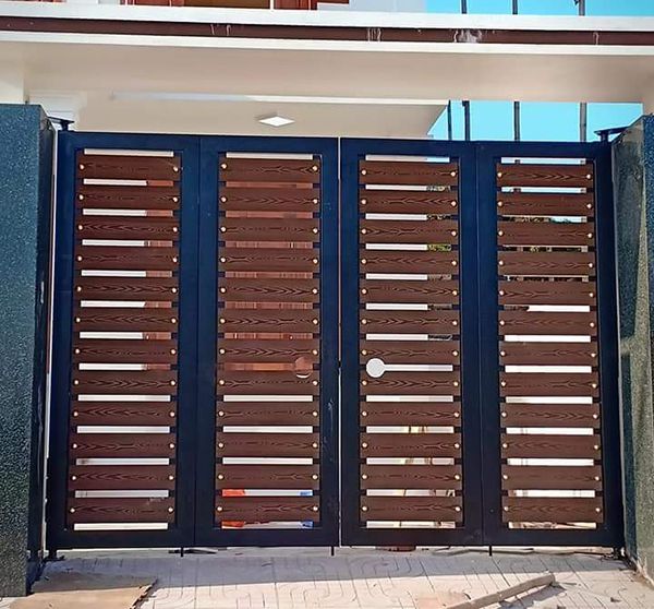 mẫu cổng sắt 4 cánh giả gỗ 